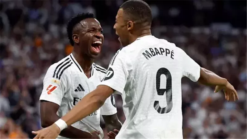 مدرب ريال مدريد يشيد بفينيسيوس ويطمئن على حالة مبابي