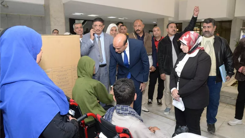 محافظ أسيوط يسلم 10 أجهزة عرائس وكرسيين متحركين للأسر الأولى بالرعاية