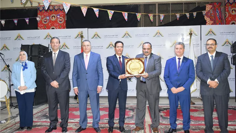 رئيس جامعة بنها يكرم قيادات كلية الهندسة بشبرا السابقين
