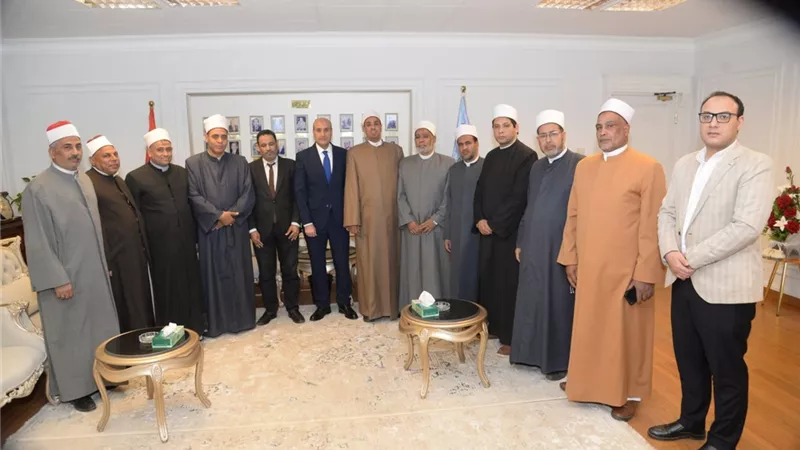 محافظ أسيوط يستقبل وفد 