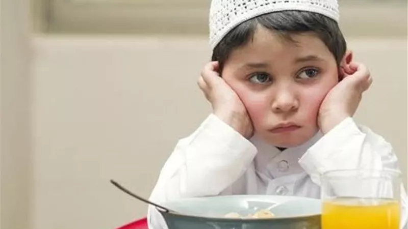 كيف نعود أبنائنا على الصيام وتأثيره عليهم؟.. أخصائي نفسي توضح| فيديو 