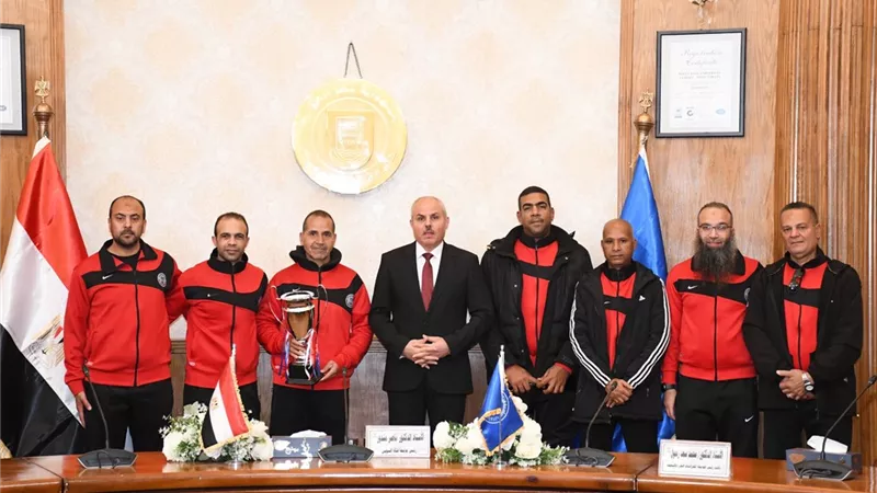 تكريم منتخب جامعة القناة بعد تتويجه بطل دوري المصالح الحكومية للعام الثالث