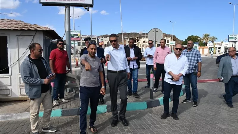 محافظ جنوب سيناء يتفقد مشروعات تنموية وسياحية بشرم الشيخ