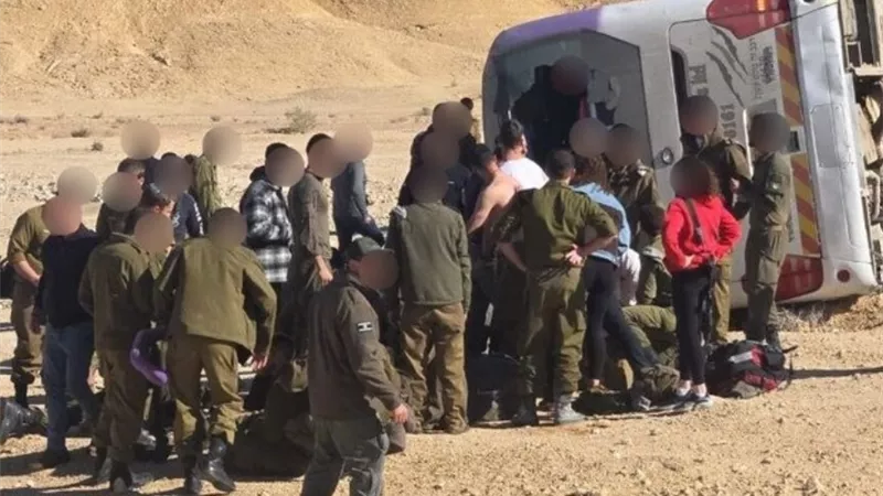 إصابة 17 جنديا إسرائيليا انقلبت حافلتهم قرب صحراء النقب