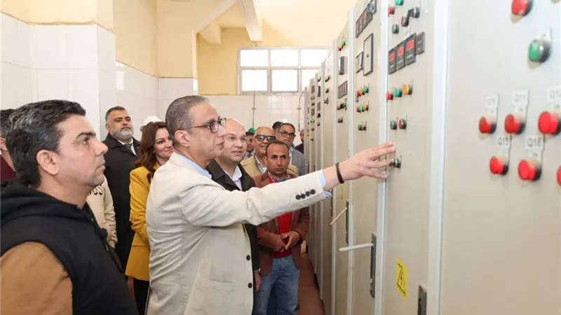 محافظ الجيزة يجري التشغيل الأولي بمحطة الصرف الصحي بقرية دهشور
