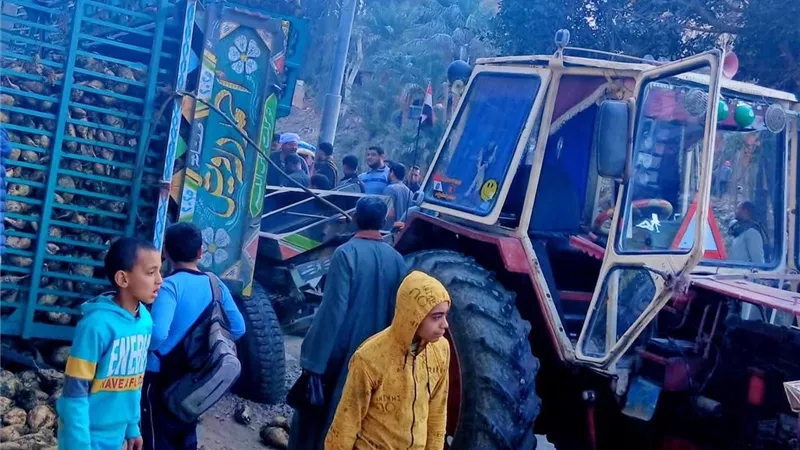 انقلاب مقطورة جرار زراعي محملة بمحصول بنجر السكر في الفيوم