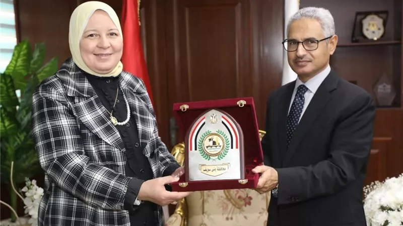محافظ بني سويف يكرّم أمل الهواري تقديرا لرحلة عطاء طويلة في التعليم