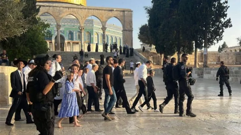 مستوطنون يقتحمون المسجد الأقصى تحت حماية الاحتلال الإسرائيلي
