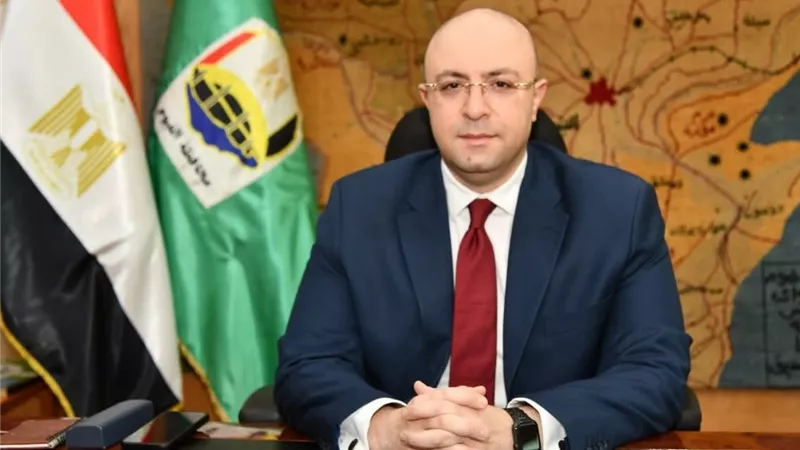 ضربة حاسمة في الفيوم.. المحافظ يُحيل 9 موظفين مقصرين للنيابة