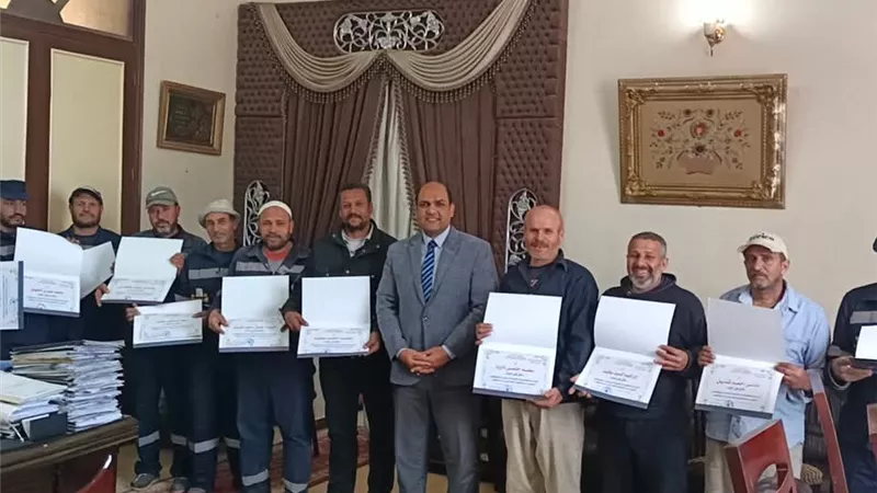 رئيس مدينة دسوق يكرم العاملين المتميزين بمنظومة النظافة والتجميل والمشتل