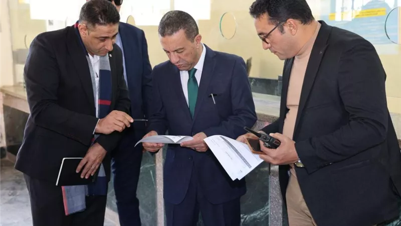 جولة مفاجئة.. محافظ المنوفية يحيل 26 موظفا بحي غرب شبين الكوم للتحقيق