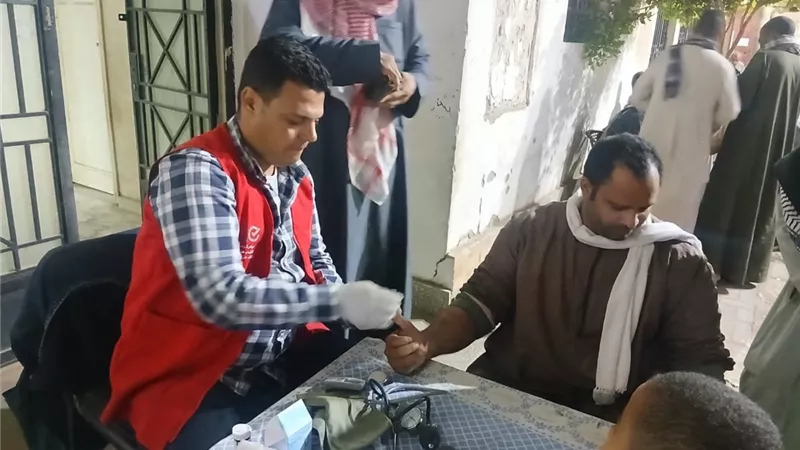 انتشار مكثف لفرق المبادرات الرئاسية الصحية بمختلف إدارات الأقصر