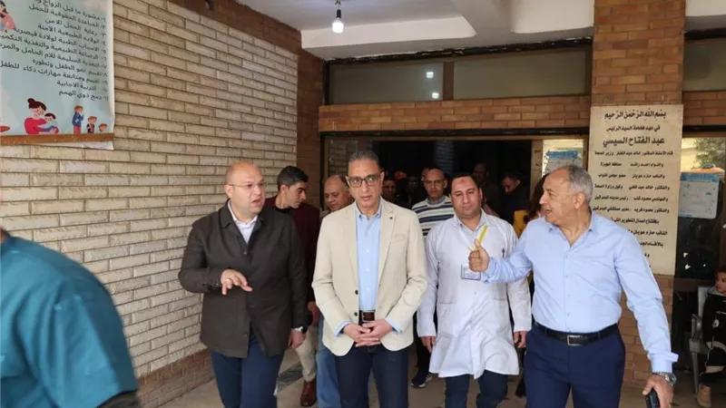 محافظ الجيزة يتفقد مستشفى البدرشين المركزي ومركز طب الأسرة بدهشور 