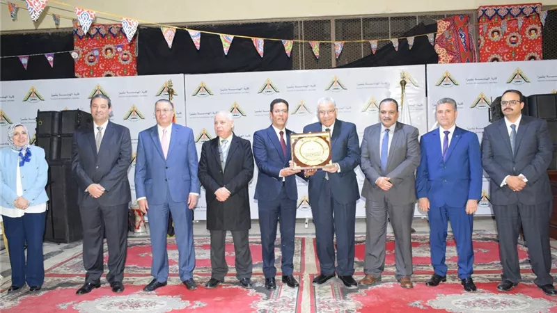 رئيس جامعة بنها يكرم قيادات كلية الهندسة بشبرا السابقين