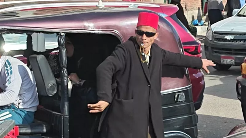  شاب من البحيرة يحوّل ميدان محطة طنطا إلى مسرح كوميدي لتنظيم المرور