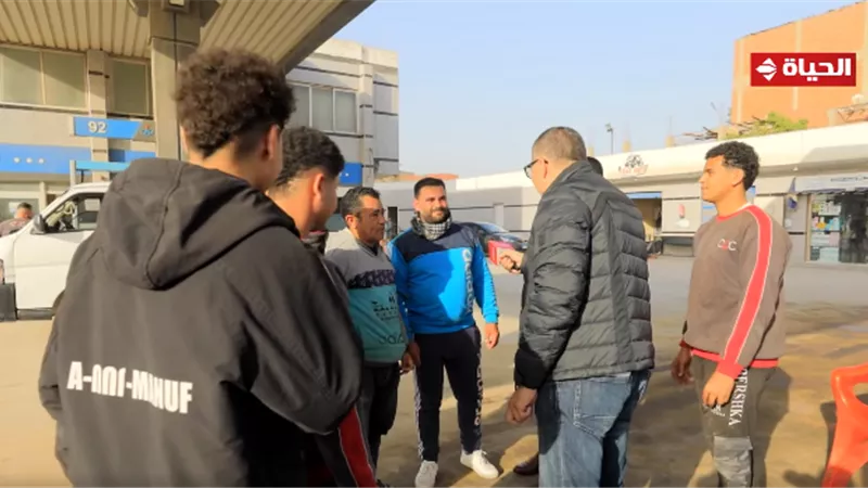عمرو الليثي يهدي جوائز مالية لعمال بمحطة وقود|فيديو
