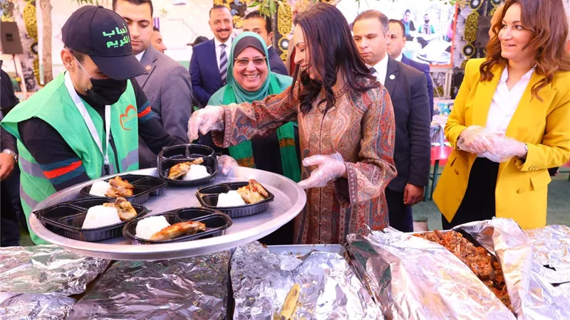 وزير التضامن تتفقد وحدة إطعام «الحاجة عزيزة» في إمبابة