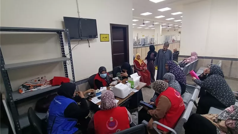 توزيع 350 كرتونة مواد غذائية و300 بطانية للأسر الأكثر احتياجًا بالبحيرة