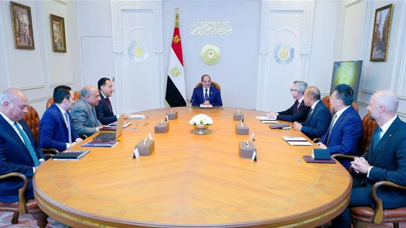 الرئيس: مصر تمتلك مقومات تنافسية وموقعًا استراتيجيًا كمركز للطاقة النظيفة
