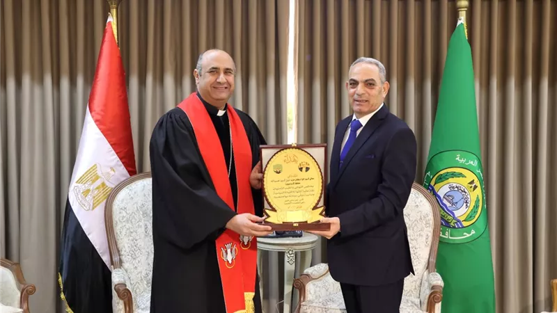 محافظ الإسماعيلية يستقبل ممثلي الكنائس بالمحافظة لتهنئته بمنصبه الجديد
