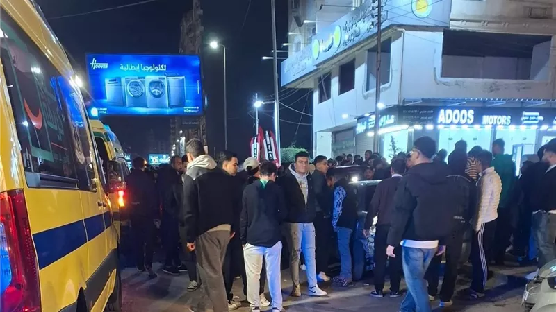 حادث مروع في المسلة.. لانسر يقودها 3 شباب تصطدم بـ4 سيارات وتُصيب مستقليها