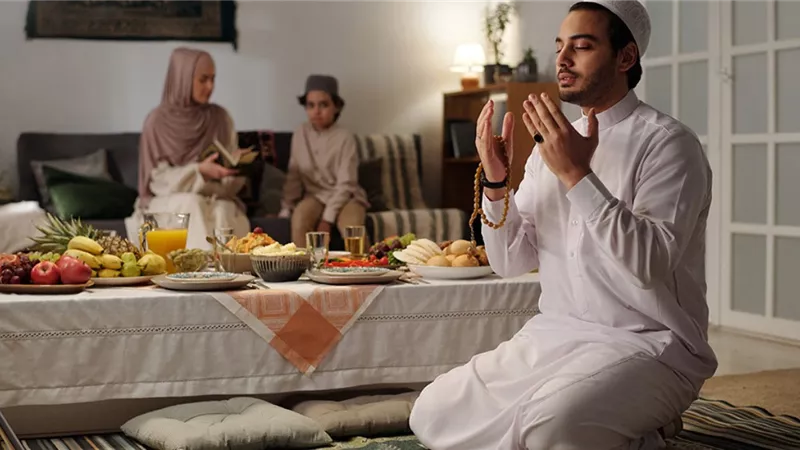بين العمل والعبادة.. روشتة لتنيظم وقتك في شهر رمضان|فيديو 