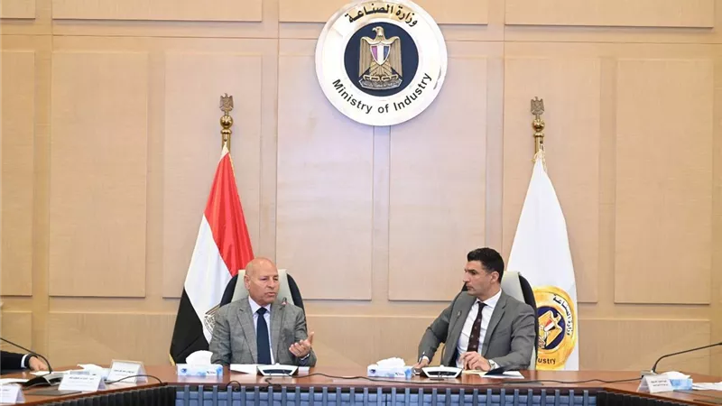 وزير الصناعة ومحافظ القاهرة يبحثان تطوير «شق الثعبان»|صور