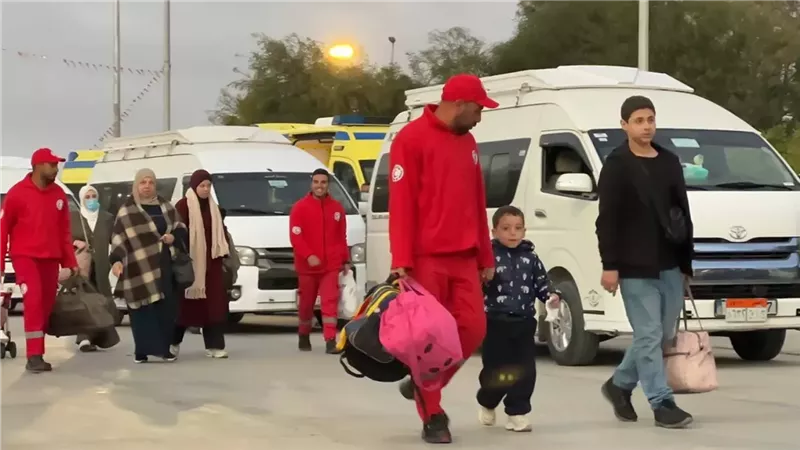 معبر رفح يستقبل دفعة جديدة من الفلسطينيين المتعافين العائدين لغزة|فيديو 