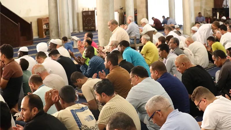 هل تجوز صلاة السنة أثناء خطبة الجمعة؟ الأزهر للفتوى يجيب