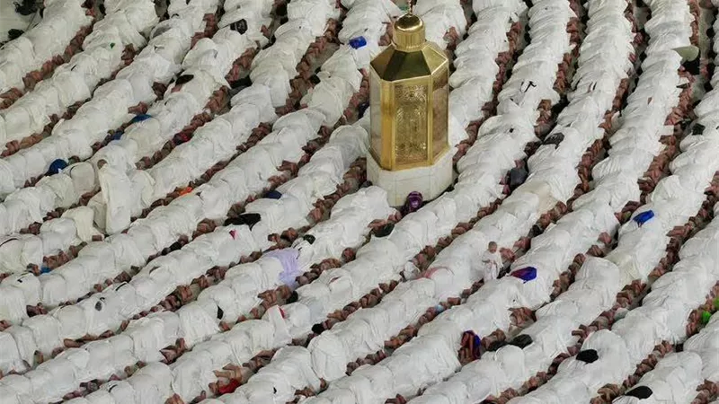 بث مباشر.. نقل شعائر صلاة الجمعة من الحرمين الشريفين