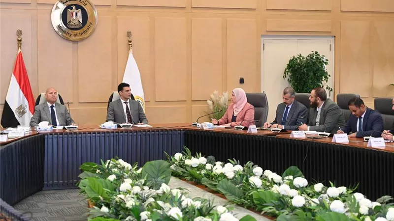وزير الصناعة: تطوير منطقة شق الثعبان لدعم الصناعة الوطنية