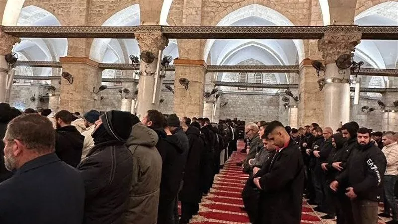 توافد مئات المصلين لأداء الفجر برحاب المسجد الأقصى|صور