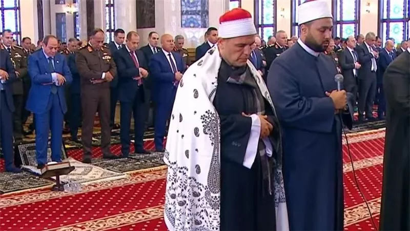  الرئيس السيسي يؤدي صلاة الجمعة بمسجد المشير طنطاوي|فيديو 