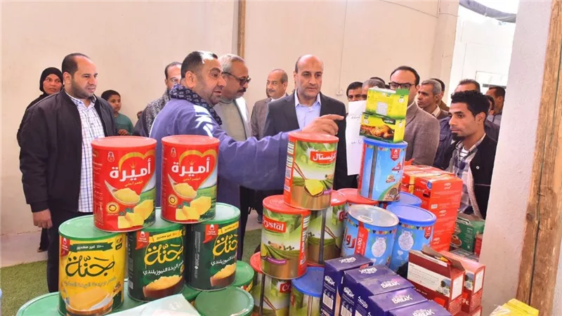 محافظ أسيوط يتفقد معرض 