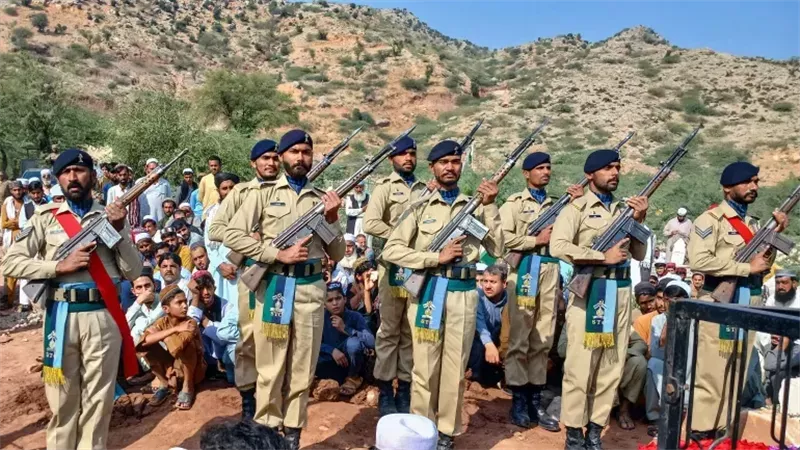 باكستان تعلن تدمير مواقع لطالبان وأفغانستان تتهمها بانتهاك المجال الجوي