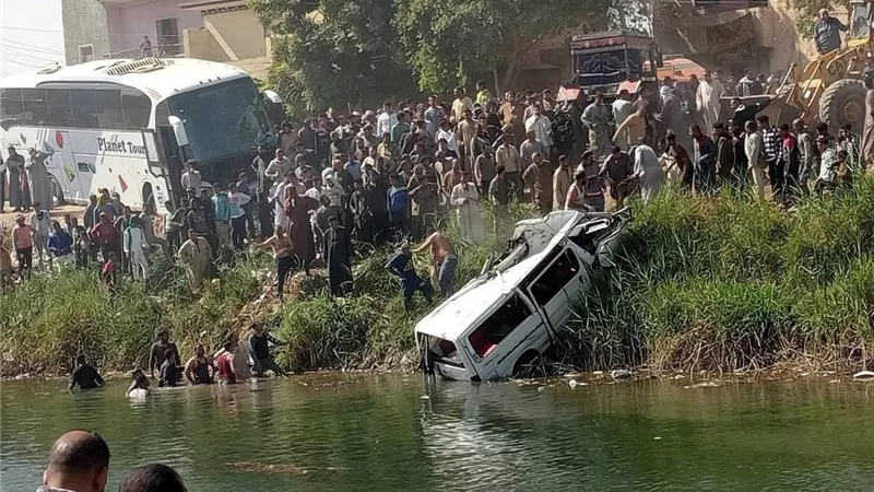 تصادم أتوبيس وميكروباص يسفر عن إصابة 14 شخصا بالأقصر