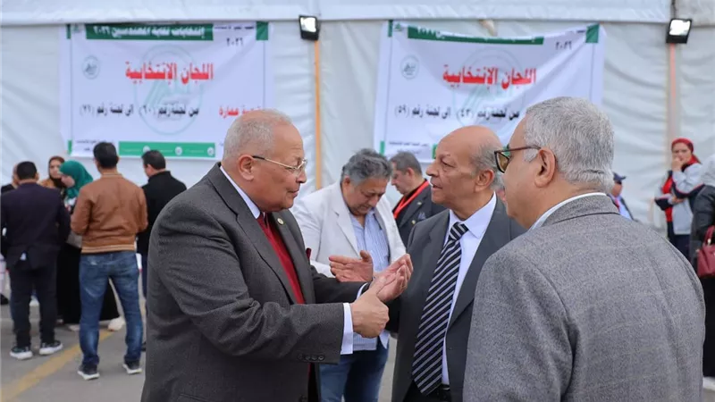 رئيس اللجنة العليا لانتخابات المهندسين يتفقد سير العملية الانتخابية