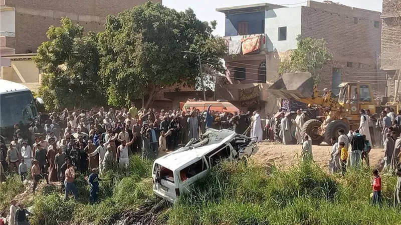 مصرع السائق وإصابة 13 آخرين في حادث سقوط سيارة ميكروباص بترعة بالأقصر