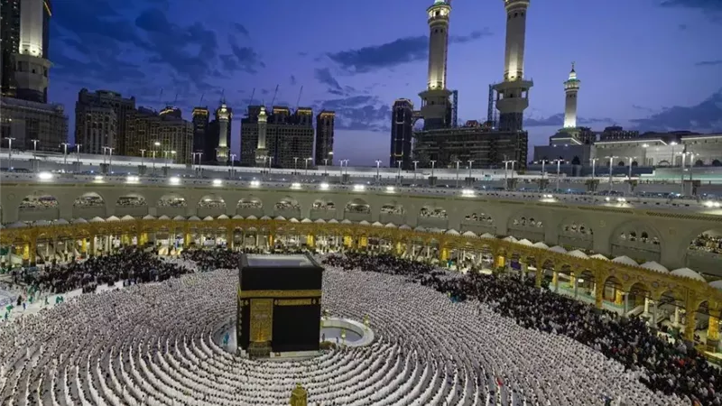 بث مباشر.. نقل شعائر صلاة العشاء والتراويح من الحرمين 