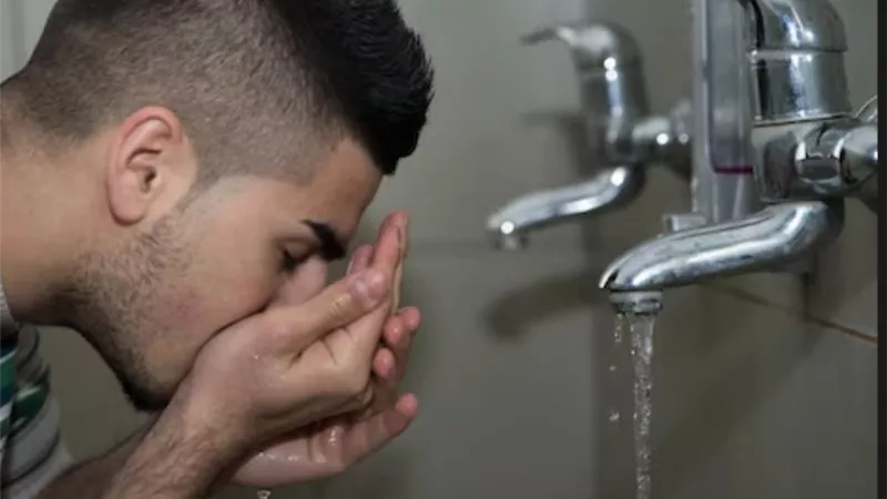 حكم بلع الماء أثناء الوضوء في نهار رمضان 2026 هل يفطر الصائم ؟الإفتاء تجيب