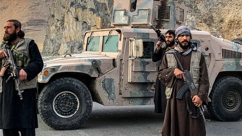 إيران تدعو أفغانستان وباكستان إلى ضبط النفس وسط تصعيد متبادل