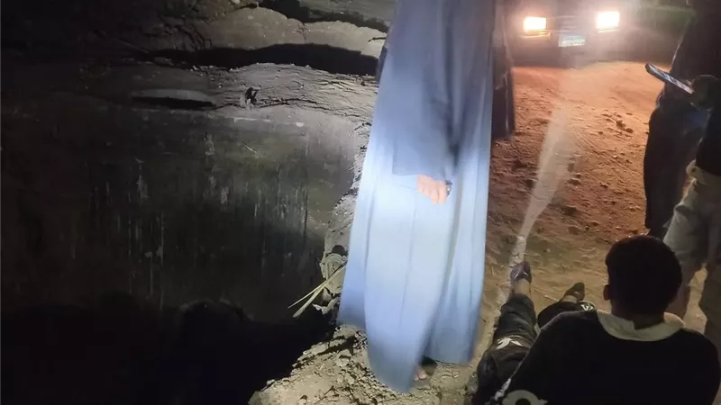 بالصور.. لحظة سقوط شاب داخل بالوعة صرف صحي بسوهاج 