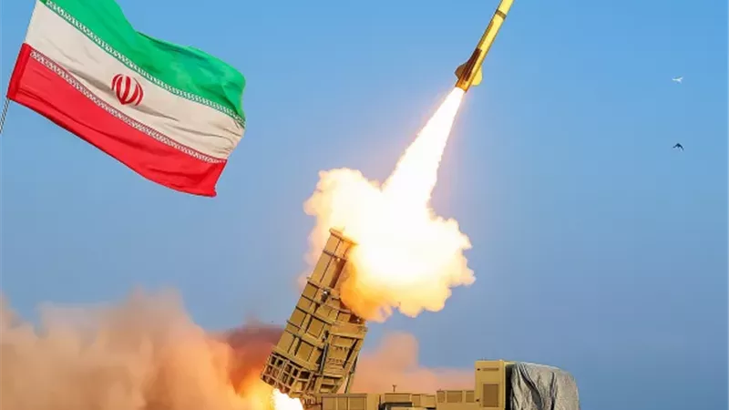 دقت طبول الحرب.. صافرات الإنذار تدوي في إسرائيل جراء رشقة صواريخ إيرانية
