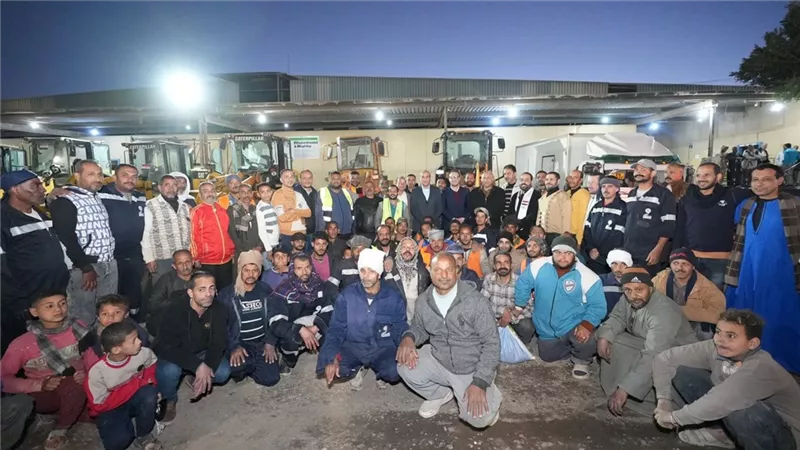 محافظ أسيوط يشارك عمال نظافة حي غرب إفطارًا جماعيًا 