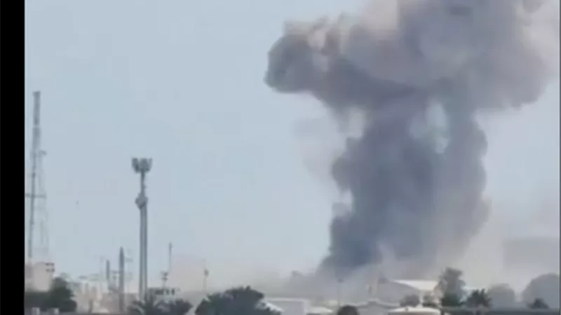 لحظة سقوط صاروخ إيراني على القاعدة الأمريكية في البحرين| فيديو