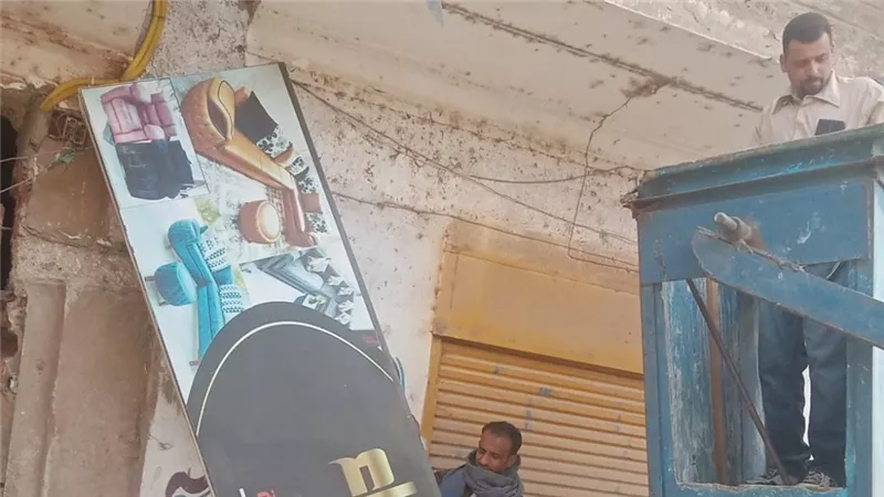 حملة لإزالة الإعلانات العشوائية بقرية الواسطى في أسيوط