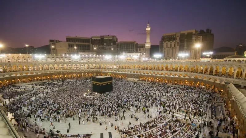 ظاهرة فلكية مهيبة.. القمر يتعامد على الكعبة المشرفة في مشهد نادر