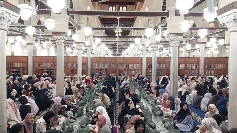 «الأزهر للفتوى»: يجوز للمرأة قراءة القرآن في بيتها غير مرتدية الحجاب