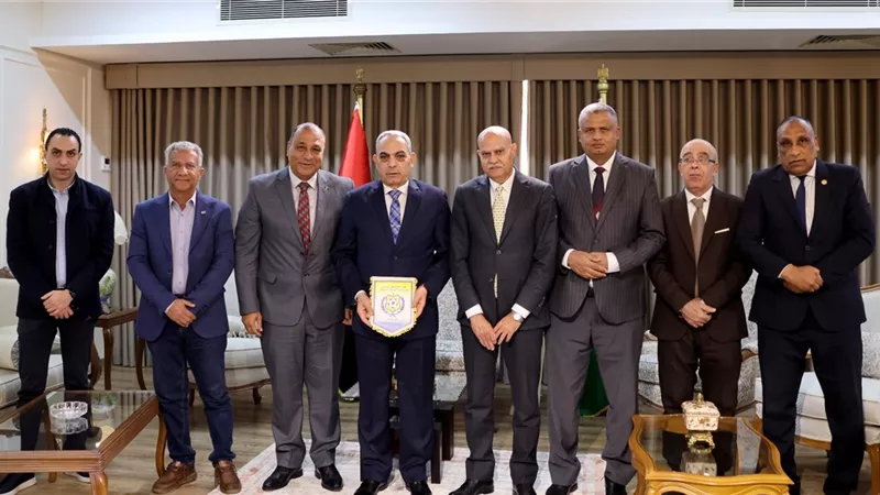 محافظ الإسماعيلية يستقبل اللجنة المعينة لمجلس إدارة النادي الإسماعيلي 