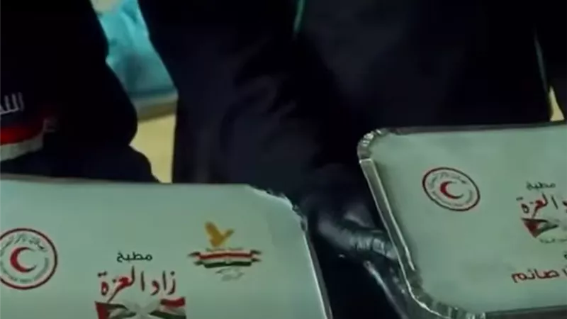 مطبخ «زاد العزة الرمضاني».. أياد مصرية تفطر الصائمين في غزة|فيديو 